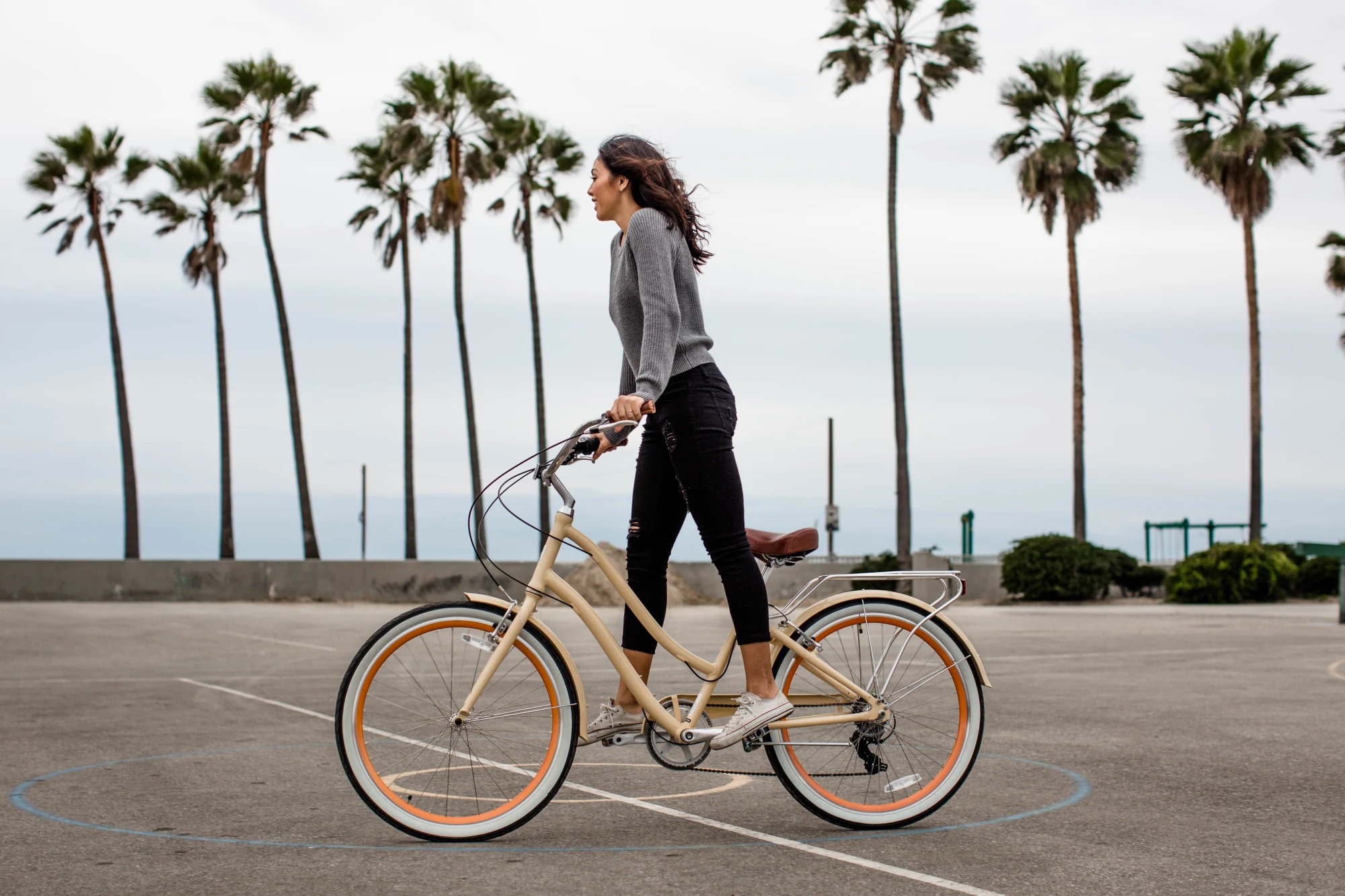 дівчина велосипед пальма
