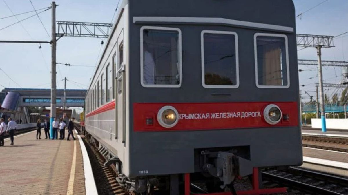 Потягів до Криму через Бердянськ для цивільних не буде?