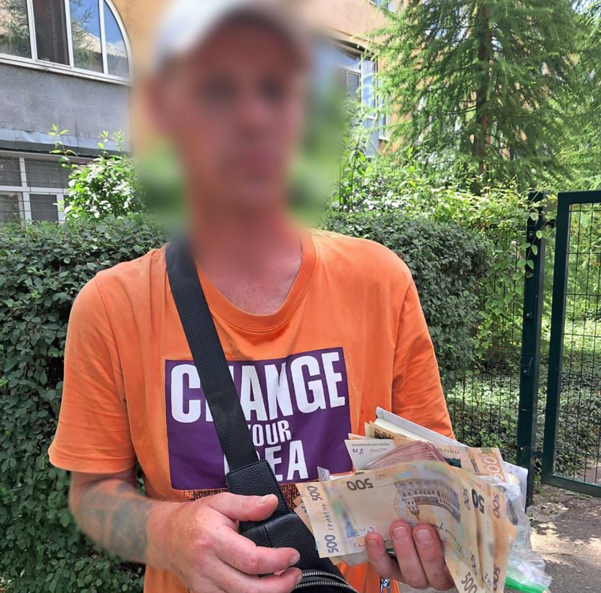 Бердянські поліцейські в Запоріжжі затримали рецидивіста, який виніс 100000 грн з каси студії для засмаги
