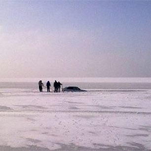 Опасность на льду, уже есть первая жертва неудачного катания по льду на авто