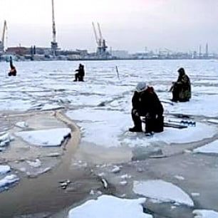 36 рыбаков на льдине уплыли на 500 метров от берега