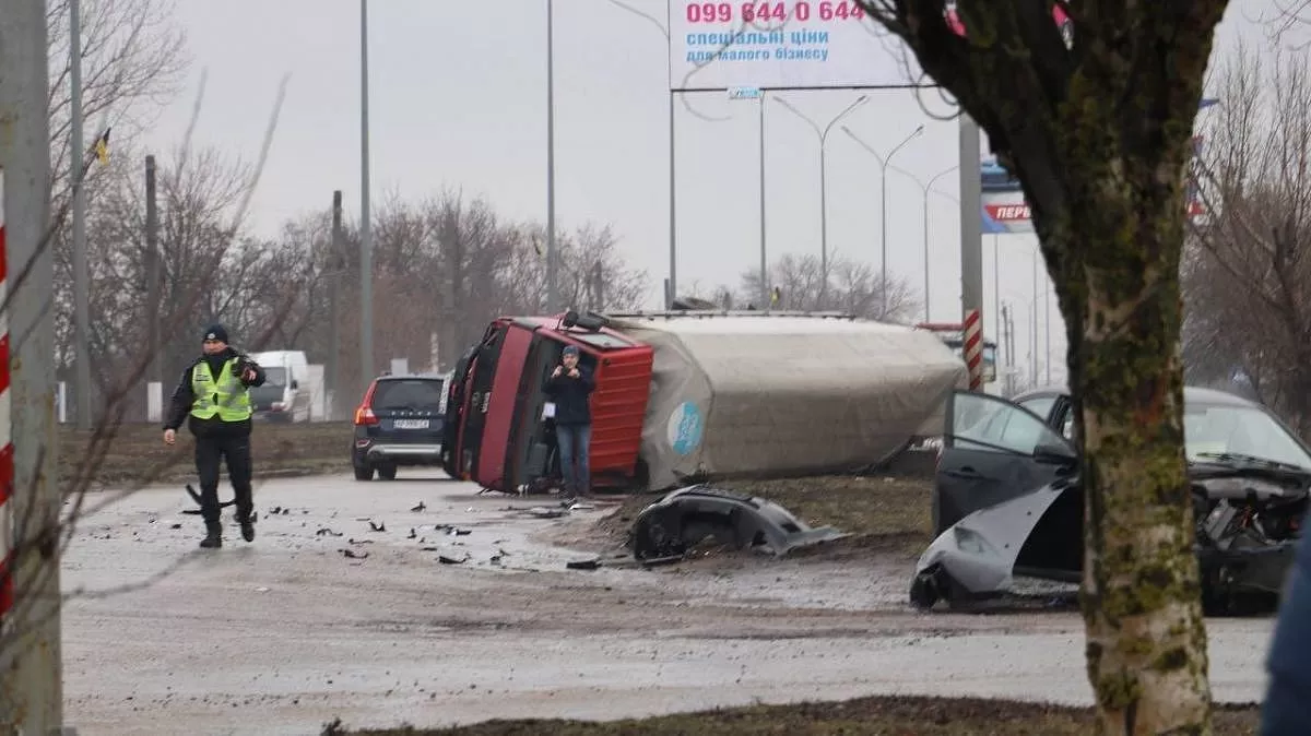 В Бердянске серьезное ДТП - водовоз перевернулся на дороге (фото)