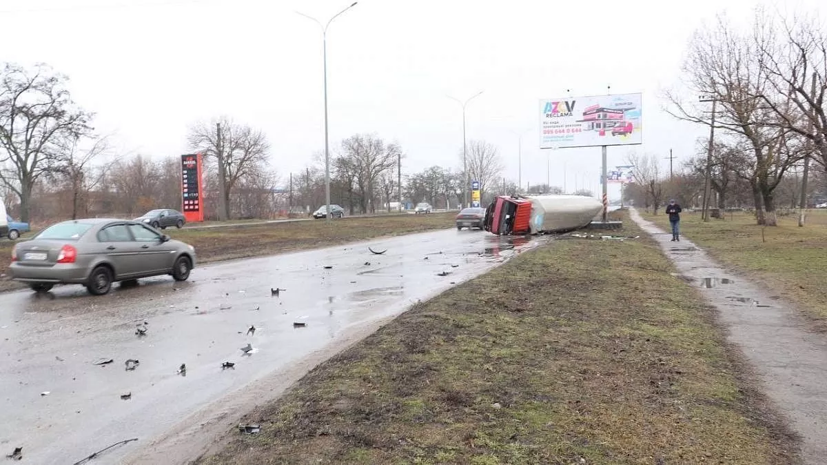 В Бердянске серьезное ДТП - водовоз перевернулся на дороге (фото)